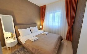 Elias Central Apartment - 2 Bedrooms & Free Parking